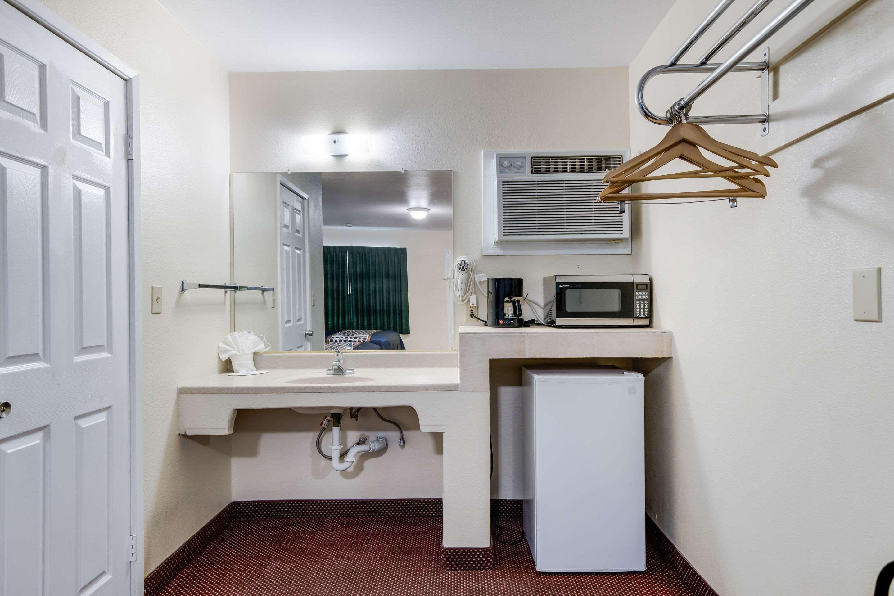 Rodeway & I-10 Hotel 2*
