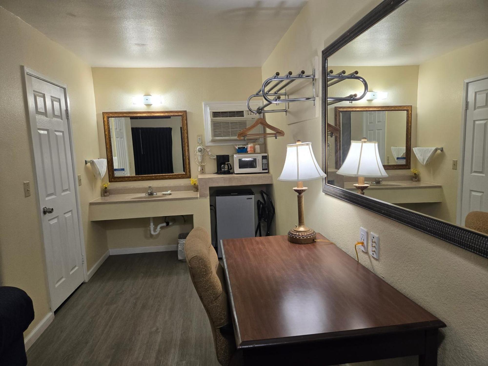 Hotel Rodeway & I-10