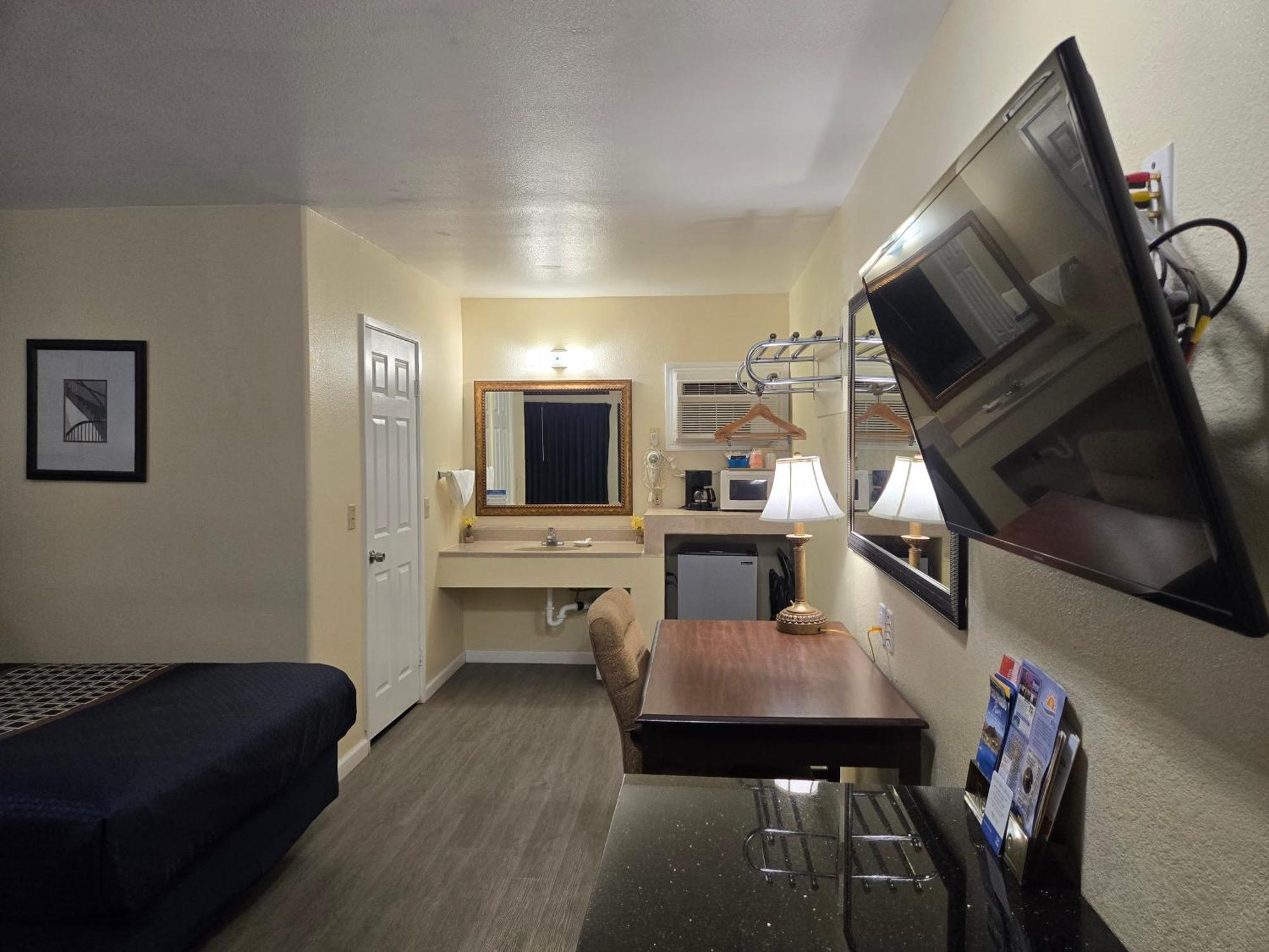 Rodeway & I-10 Hotel