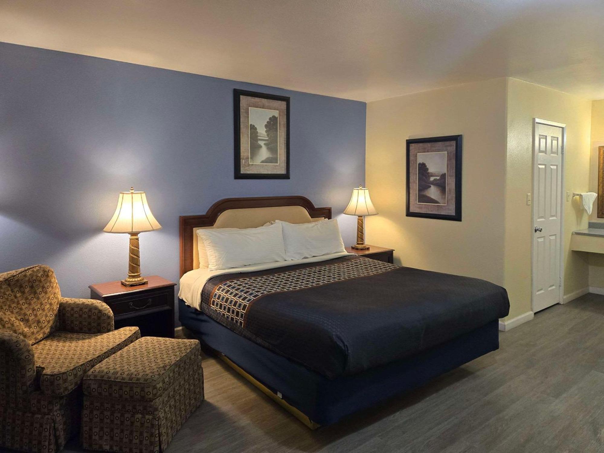 Rodeway & I-10 Hotel 2*