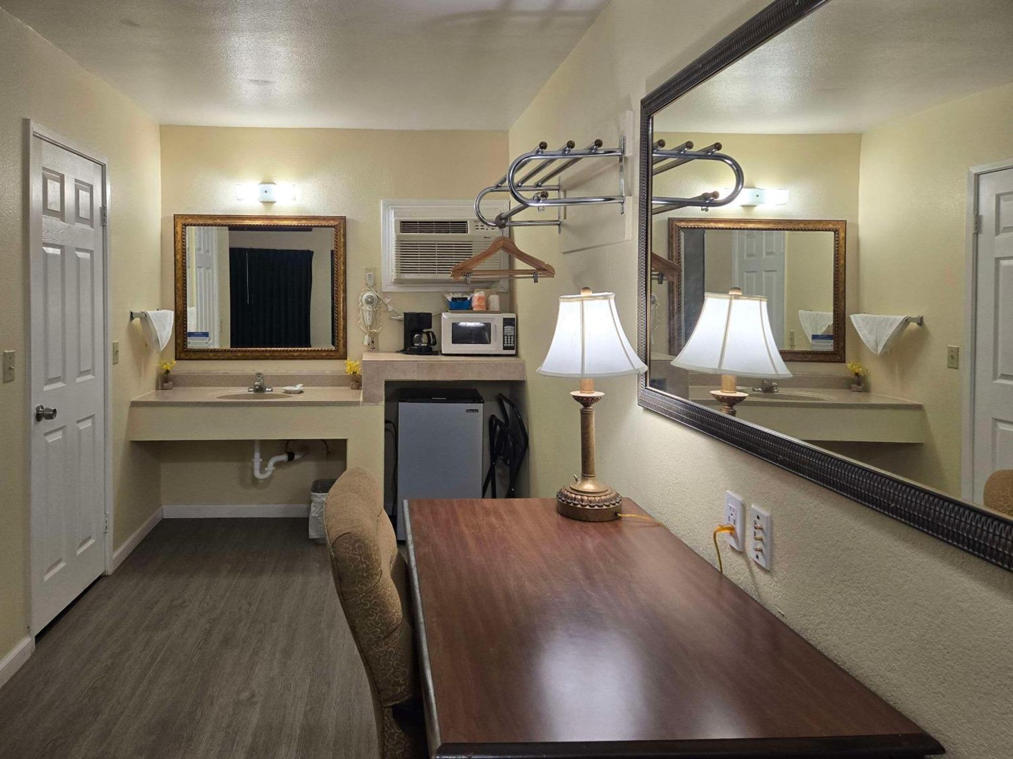 Hotel Rodeway & I-10
